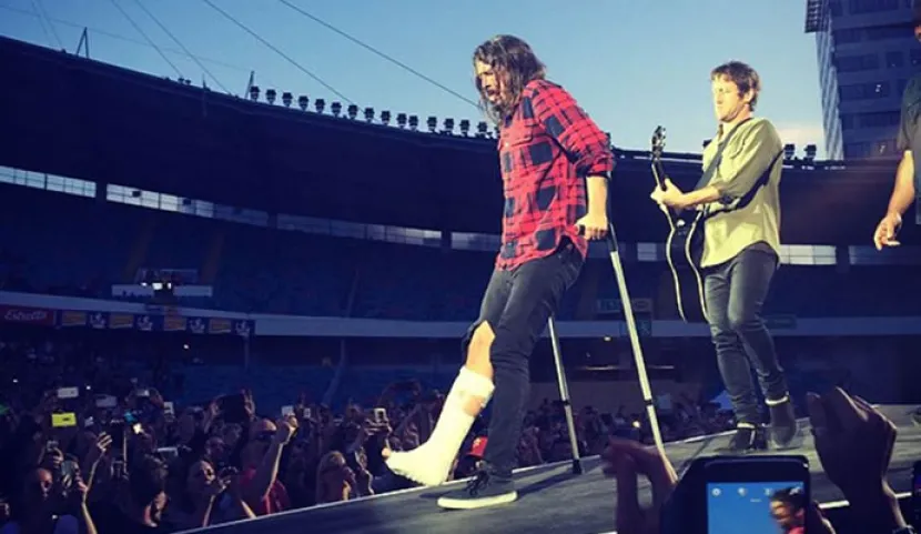 Dave Grohl con su pierna rota en el concierto en Suecia el 12 de junio