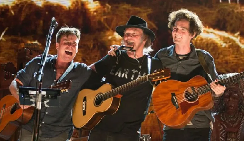 Lukas y Micah Nelson junto a Neil Young en la grabación de "Monsanto Years"