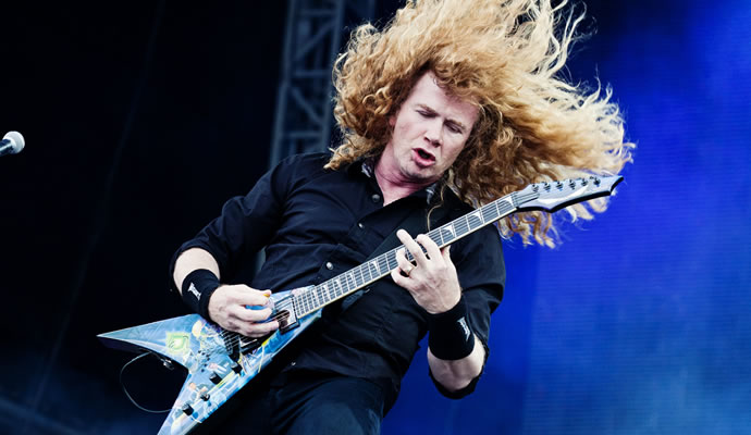 Fotografía de Dave Mustaine con guitarra eléctrica en concierto