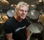 Simon Dawson es el nuevo baterista de Iron Maiden