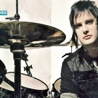 El 9 de febrero de 1981 nació James Owen Sullivan, ex-baterista estadounidense de la banda Avenged Sevenfold. Falleció en el año 2009.