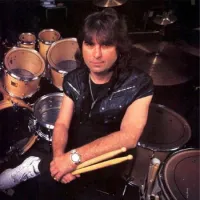 El 5 de abril de 1998 murió el baterista Cozy Powell