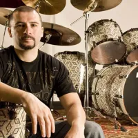 El 15 de julio de 1973 nació John Dolmayan de System of a Down