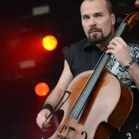 El 29 de julio de 1968 nació Paavo Lötjönen de Apocalyptica