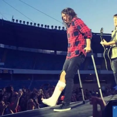Dave Grohl con su pierna rota en el concierto en Suecia el 12 de junio