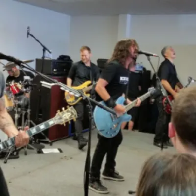 Foo Fighters durante un pequeño concierto en una tienda de discos en Ohio