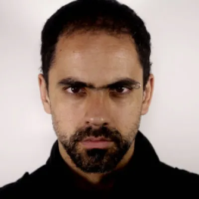 Alfonso Espriella presenta su nuevo sencillo "Altares"