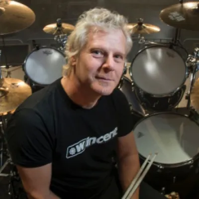 Simon Dawson es el nuevo baterista de Iron Maiden