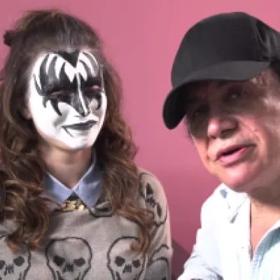 Gene Simmons de Kiss en sesión de maquillaje con su hija