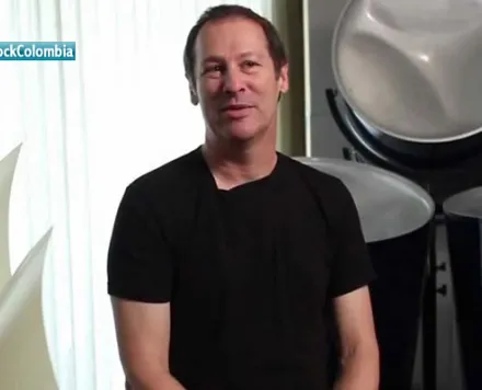 Un 5 de febrero nació Cliff Martínez compositor y músico de bandas como Red Hot Chili Peppers y The Dickies.