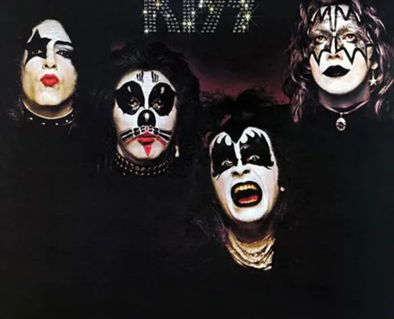 El 18 de febrero de 1974 Kiss presentó su primer disco