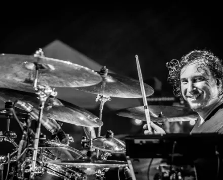El 27 de julio de 1973 nació Abe Cunningham de Deftones