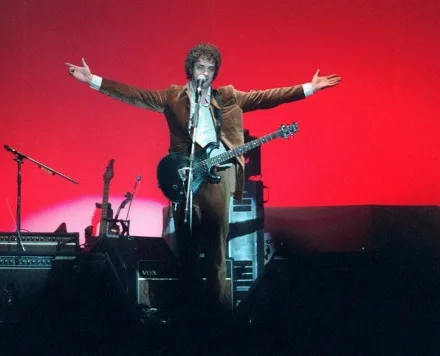 Gustavo Cerati en el concierto de Soda Stereo en 1997