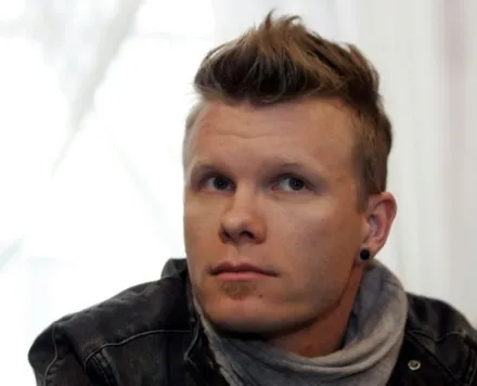 En 1979 nació Aki Hakala en Finlandia, es el baterista de The Rasmus.