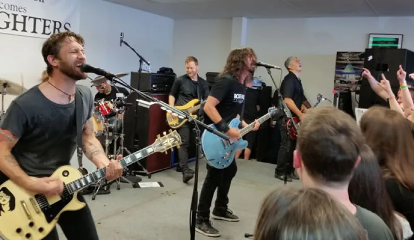 Foo Fighters durante un pequeño concierto en una tienda de discos en Ohio