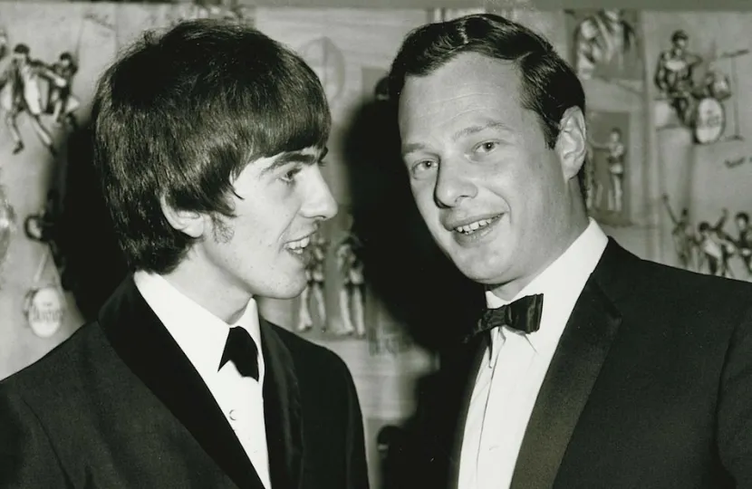 George Harrison y Brian Epstein, manager de The Beatles