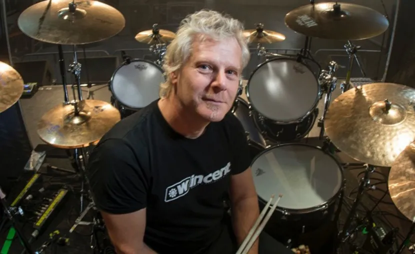 Simon Dawson es el nuevo baterista de Iron Maiden