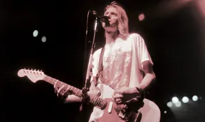 Kurt Cobain durante su último concierto el 1 de marzo de 1994