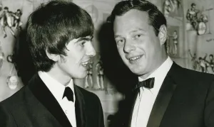 George Harrison y Brian Epstein, manager de The Beatles