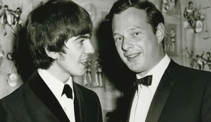 George Harrison y Brian Epstein, manager de The Beatles