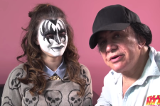 Gene Simmons de Kiss en sesión de maquillaje con su hija